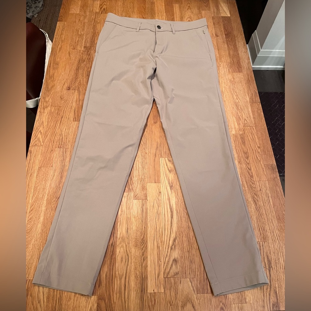 Lululemon men’s commission pant in beige 32X34